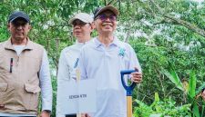 Sekda NTB Abul Chair saat ikut menanam pohon pada puncak Peringatan Hari Lingkungan Hidup Sedunia 2026 di Taman Hutan Raya (Tahura) Nuraksa, Narmada, Lombok Barat.