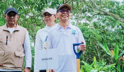 Sekda NTB Abul Chair memberikan sambutan tentang krisis lingkungan pada Hari Lingkungan Hidup Sedunia 2026 di Tahura Nuraksa Narmada Lombok Barat.