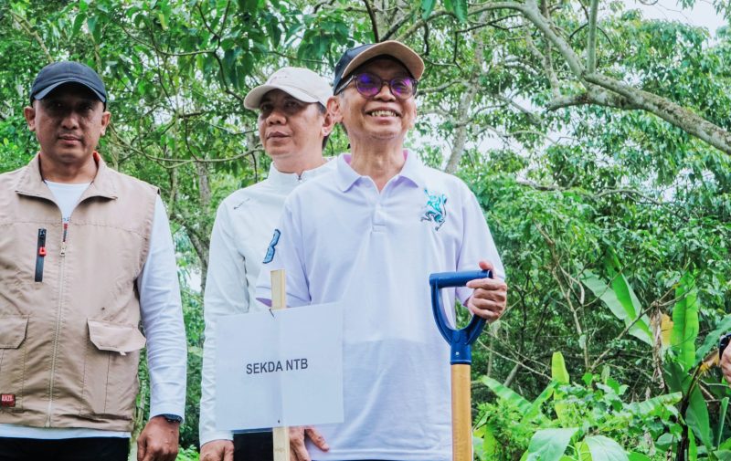 Sekda NTB Abul Chair saat ikut menanam pohon pada puncak Peringatan Hari Lingkungan Hidup Sedunia 2026 di Taman Hutan Raya (Tahura) Nuraksa, Narmada, Lombok Barat.