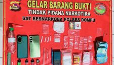 Sejumlah barang bukti yang berhasil diamankan petugas Satresnarkoba Polres Dompu dalam penggerebekan rumah di Desa Calabai, Kecamatan Pekat, Kabupaten Dompu, yang diduga menjadi lokasi peredaran narkotika jenis sabu.