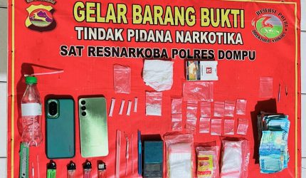 Barang bukti narkotika jenis sabu dan perlengkapannya yang diamankan polisi dalam penggerebekan rumah di Dompu, Nusa Tenggara Barat