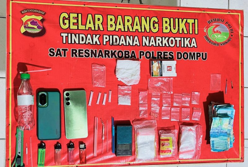 Sejumlah barang bukti yang berhasil diamankan petugas Satresnarkoba Polres Dompu dalam penggerebekan rumah di Desa Calabai, Kecamatan Pekat, Kabupaten Dompu, yang diduga menjadi lokasi peredaran narkotika jenis sabu.