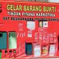 Sejumlah barang bukti yang berhasil diamankan petugas Satresnarkoba Polres Dompu dalam penggerebekan rumah di Desa Calabai, Kecamatan Pekat, Kabupaten Dompu, yang diduga menjadi lokasi peredaran narkotika jenis sabu.