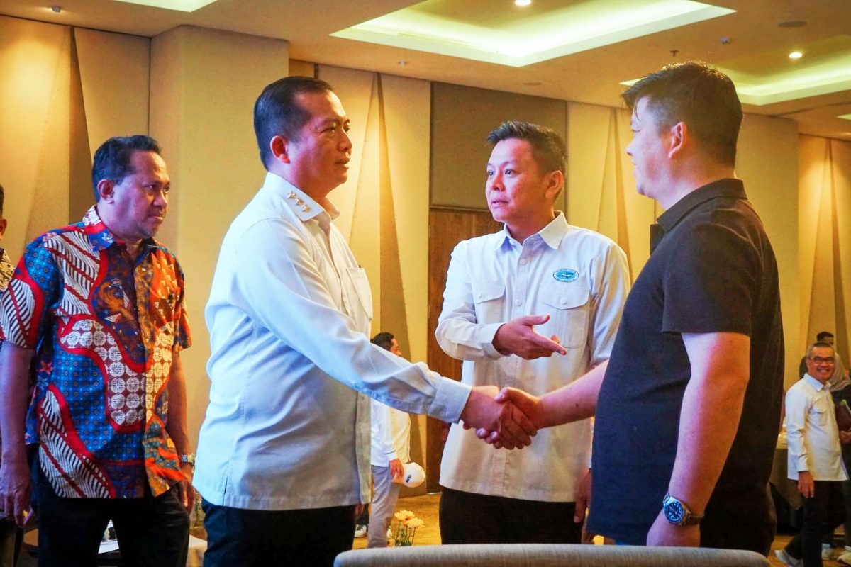 Gubernur NTB didampingi Kepala Dinas Kelautan dan Perikanan NTB bersalaman dengan para investor dalam acara Ramah Tamah dan Diskusi Hilirisasi Industri Tambak Udang bersama Shrimp Club Indonesia (SCI) di Mataram.