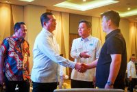 Gubernur NTB didampingi Kepala Dinas Kelautan dan Perikanan NTB bersalaman dengan para investor dalam acara Ramah Tamah dan Diskusi Hilirisasi Industri Tambak Udang bersama Shrimp Club Indonesia (SCI) di Mataram.