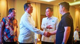 Gubernur NTB didampingi Kepala Dinas Kelautan dan Perikanan NTB bersalaman dengan para investor dalam acara Ramah Tamah dan Diskusi Hilirisasi Industri Tambak Udang bersama Shrimp Club Indonesia (SCI) di Mataram.