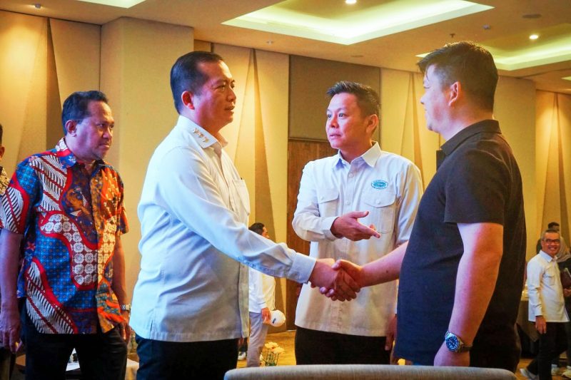 Gubernur NTB didampingi Kepala Dinas Kelautan dan Perikanan NTB bersalaman dengan para investor dalam acara Ramah Tamah dan Diskusi Hilirisasi Industri Tambak Udang bersama Shrimp Club Indonesia (SCI) di Mataram.