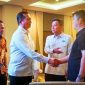 Gubernur NTB didampingi Kepala Dinas Kelautan dan Perikanan NTB bersalaman dengan para investor dalam acara Ramah Tamah dan Diskusi Hilirisasi Industri Tambak Udang bersama Shrimp Club Indonesia (SCI) di Mataram.