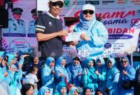 Ribuan bidan mengikuti Senam Massal 1.000 Bidan dalam rangka HUT Ikatan Bidan Indonesia (IBI) ke-75 di Lapangan Pahlawan Sumbawa.