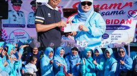 Ribuan bidan mengikuti Senam Massal 1.000 Bidan dalam rangka HUT Ikatan Bidan Indonesia (IBI) ke-75 di Lapangan Pahlawan Sumbawa.