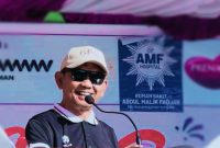 Wakil Bupati Sumbawa Drs. H. Mohamad Ansori saat menyampaikan sambutan dalam kegiatan Senam Bersama 1.000 Bidan pada peringatan HUT IBI ke-75 di Lapangan Pahlawan Sumbawa.