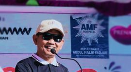 Wakil Bupati Sumbawa Drs. H. Mohamad Ansori saat menyampaikan sambutan dalam kegiatan Senam Bersama 1.000 Bidan pada peringatan HUT IBI ke-75 di Lapangan Pahlawan Sumbawa.