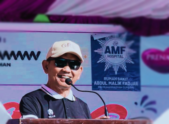 Wakil Bupati Sumbawa Drs. H. Mohamad Ansori saat menyampaikan sambutan dalam kegiatan Senam Bersama 1.000 Bidan pada peringatan HUT IBI ke-75 di Lapangan Pahlawan Sumbawa.