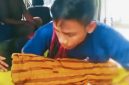Seorang ayah mengangkat jenazah bayi laki-lakinya untuk dibawa ke ambulans usai dinyatakan meninggal dunia setelah menjalani perawatan di RSUD Bima.