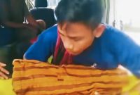 Seorang ayah mengangkat jenazah bayi laki-lakinya untuk dibawa ke ambulans usai dinyatakan meninggal dunia setelah menjalani perawatan di RSUD Bima.