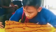 Seorang ayah mengangkat jenazah bayi laki-lakinya untuk dibawa ke ambulans usai dinyatakan meninggal dunia setelah menjalani perawatan di RSUD Bima.