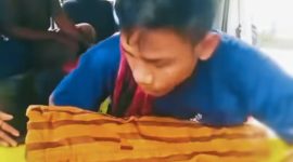 Seorang ayah mengangkat jenazah bayi laki-lakinya untuk dibawa ke ambulans usai dinyatakan meninggal dunia setelah menjalani perawatan di RSUD Bima.