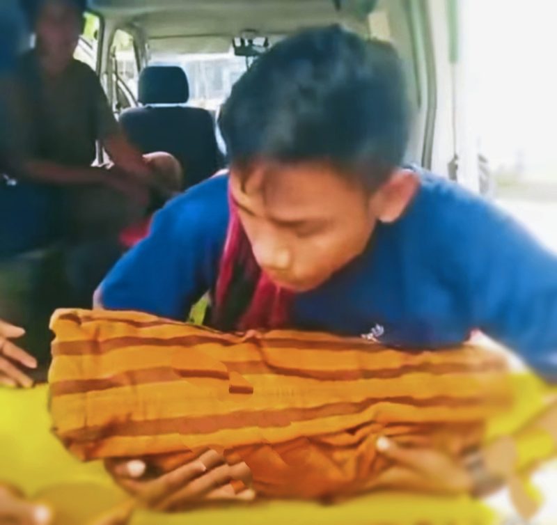 Seorang ayah mengangkat jenazah bayi laki-lakinya untuk dibawa ke ambulans usai dinyatakan meninggal dunia setelah menjalani perawatan di RSUD Bima.