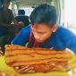 Seorang ayah mengangkat jenazah bayi laki-lakinya untuk dibawa ke ambulans usai dinyatakan meninggal dunia setelah menjalani perawatan di RSUD Bima.