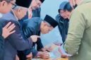 Petugas BNN Provinsi NTB saat melakukan pemeriksaan tes urine terhadap anggota DPRD NTB usai rapat paripurna di Kantor Gubernur NTB, Senin (22/6/2026).