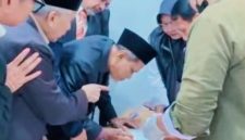 Petugas BNN Provinsi NTB saat melakukan pemeriksaan tes urine terhadap anggota DPRD NTB usai rapat paripurna di Kantor Gubernur NTB, Senin (22/6/2026).
