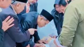 Petugas BNN Provinsi NTB saat melakukan pemeriksaan tes urine terhadap anggota DPRD NTB usai rapat paripurna di Kantor Gubernur NTB, Senin (22/6/2026).