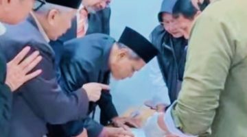 Petugas BNN Provinsi NTB saat melakukan pemeriksaan tes urine terhadap anggota DPRD NTB usai rapat paripurna di Kantor Gubernur NTB, Senin (22/6/2026).