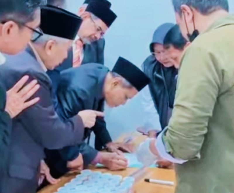 Petugas BNN Provinsi NTB saat melakukan pemeriksaan tes urine terhadap anggota DPRD NTB usai rapat paripurna di Kantor Gubernur NTB, Senin (22/6/2026).