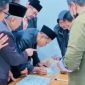 Petugas BNN Provinsi NTB saat melakukan pemeriksaan tes urine terhadap anggota DPRD NTB usai rapat paripurna di Kantor Gubernur NTB, Senin (22/6/2026).