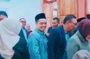 Terlihat tersenyum dan tetap tenang, Ketua Komisi I DPRD NTB L. Mohammad Akri, S.H.I., bersama sejumlah anggota DPRD NTB lainnya saat mengikuti tes urine mendadak yang dilakukan BNN Provinsi NTB usai rapat paripurna di Kantor Gubernur NTB, Senin (22/6/2026).