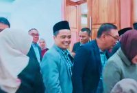 Terlihat tersenyum dan tetap tenang, Ketua Komisi I DPRD NTB L. Mohammad Akri, S.H.I., bersama sejumlah anggota DPRD NTB lainnya saat mengikuti tes urine mendadak yang dilakukan BNN Provinsi NTB usai rapat paripurna di Kantor Gubernur NTB, Senin (22/6/2026).