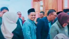 Terlihat tersenyum dan tetap tenang, Ketua Komisi I DPRD NTB L. Mohammad Akri, S.H.I., bersama sejumlah anggota DPRD NTB lainnya saat mengikuti tes urine mendadak yang dilakukan BNN Provinsi NTB usai rapat paripurna di Kantor Gubernur NTB, Senin (22/6/2026).