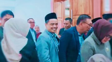 Terlihat tersenyum dan tetap tenang, Ketua Komisi I DPRD NTB L. Mohammad Akri, S.H.I., bersama sejumlah anggota DPRD NTB lainnya saat mengikuti tes urine mendadak yang dilakukan BNN Provinsi NTB usai rapat paripurna di Kantor Gubernur NTB, Senin (22/6/2026).
