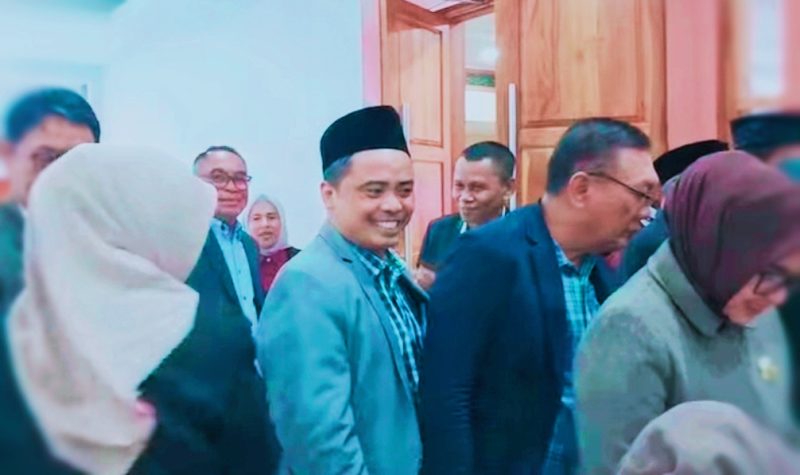 Terlihat tersenyum dan tetap tenang, Ketua Komisi I DPRD NTB L. Mohammad Akri, S.H.I., bersama sejumlah anggota DPRD NTB lainnya saat mengikuti tes urine mendadak yang dilakukan BNN Provinsi NTB usai rapat paripurna di Kantor Gubernur NTB, Senin (22/6/2026).