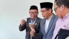 Terlihat sejumlah anggota DPRD NTB mengikuti tes urine yang dilakukan Badan Narkotika Nasional (BNN) Provinsi NTB usai rapat paripurna di Kantor Gubernur NTB. Pemeriksaan berlangsung tertib sebagai bagian dari deteksi dini dan upaya memastikan lingkungan legislatif bebas narkoba.