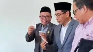Terlihat sejumlah anggota DPRD NTB mengikuti tes urine yang dilakukan Badan Narkotika Nasional (BNN) Provinsi NTB usai rapat paripurna di Kantor Gubernur NTB. Pemeriksaan berlangsung tertib sebagai bagian dari deteksi dini dan upaya memastikan lingkungan legislatif bebas narkoba.