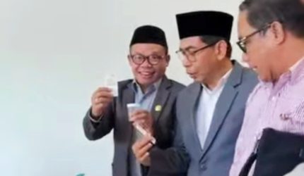 Puluhan anggota DPRD NTB mengikuti tes urine mendadak yang dilakukan BNN NTB usai rapat paripurna dan hasil sementara dinyatakan negatif narkoba.