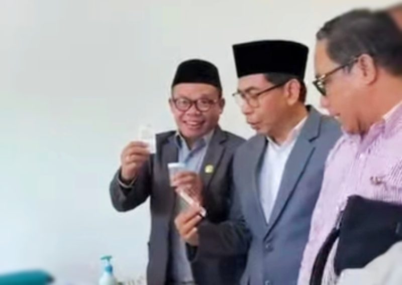 Terlihat sejumlah anggota DPRD NTB mengikuti tes urine yang dilakukan Badan Narkotika Nasional (BNN) Provinsi NTB usai rapat paripurna di Kantor Gubernur NTB. Pemeriksaan berlangsung tertib sebagai bagian dari deteksi dini dan upaya memastikan lingkungan legislatif bebas narkoba.