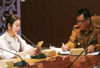 Bupati Sumbawa Ir. H. Syarafuddin Jarot, MP saat menerima audiensi IHACHI Co., Ltd Jepang bersama KOPMAS Bank NTB Syariah terkait penguatan investasi hijau dan pengembangan kawasan mangrove di Sumbawa.