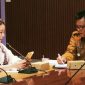 Bupati Sumbawa Ir. H. Syarafuddin Jarot, MP saat menerima audiensi IHACHI Co., Ltd Jepang bersama KOPMAS Bank NTB Syariah terkait penguatan investasi hijau dan pengembangan kawasan mangrove di Sumbawa.