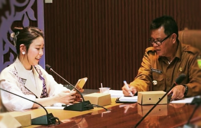 Bupati Sumbawa Ir. H. Syarafuddin Jarot, MP saat menerima audiensi IHACHI Co., Ltd Jepang bersama KOPMAS Bank NTB Syariah terkait penguatan investasi hijau dan pengembangan kawasan mangrove di Sumbawa.