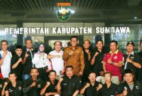 Bupati Sumbawa Ir. H. Syarafuddin Jarot, M.P. bersama Ketua PWI Sumbawa, jajaran KONI dan kontingen PWI Sumbawa saat pelepasan 29 atlet wartawan yang akan berlaga pada Porwada NTB 2026 di Mataram.