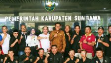 Bupati Sumbawa Ir. H. Syarafuddin Jarot, M.P. bersama Ketua PWI Sumbawa, jajaran KONI dan kontingen PWI Sumbawa saat pelepasan 29 atlet wartawan yang akan berlaga pada Porwada NTB 2026 di Mataram.
