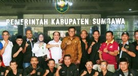 Bupati Sumbawa Ir. H. Syarafuddin Jarot, M.P. bersama Ketua PWI Sumbawa, jajaran KONI dan kontingen PWI Sumbawa saat pelepasan 29 atlet wartawan yang akan berlaga pada Porwada NTB 2026 di Mataram.