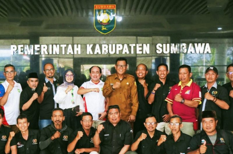 Bupati Sumbawa Ir. H. Syarafuddin Jarot, M.P. bersama Ketua PWI Sumbawa, jajaran KONI dan kontingen PWI Sumbawa saat pelepasan 29 atlet wartawan yang akan berlaga pada Porwada NTB 2026 di Mataram.