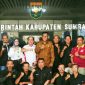 Bupati Sumbawa Ir. H. Syarafuddin Jarot, M.P. bersama Ketua PWI Sumbawa, jajaran KONI dan kontingen PWI Sumbawa saat pelepasan 29 atlet wartawan yang akan berlaga pada Porwada NTB 2026 di Mataram.