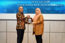 Wakil Gubernur NTB Hj. Indah Dhamayanti Putri menerima penghargaan dari Kepala BSSN RI atas capaian 100 persen pembentukan Tim Tanggap Insiden Siber (TTIS) di seluruh kabupaten/kota NTB.