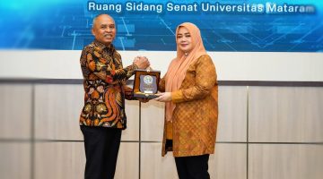 Wakil Gubernur NTB Hj. Indah Dhamayanti Putri menerima penghargaan dari Kepala BSSN RI atas capaian 100 persen pembentukan Tim Tanggap Insiden Siber (TTIS) di seluruh kabupaten/kota NTB.