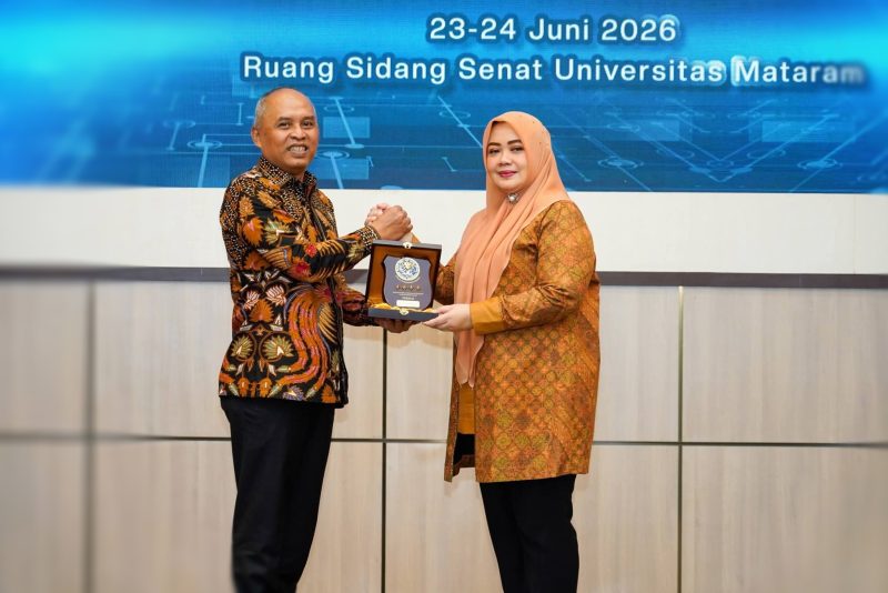 Wakil Gubernur NTB Hj. Indah Dhamayanti Putri menerima penghargaan dari Kepala BSSN RI atas capaian 100 persen pembentukan Tim Tanggap Insiden Siber (TTIS) di seluruh kabupaten/kota NTB.