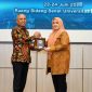 Wakil Gubernur NTB Hj. Indah Dhamayanti Putri menerima penghargaan dari Kepala BSSN RI atas capaian 100 persen pembentukan Tim Tanggap Insiden Siber (TTIS) di seluruh kabupaten/kota NTB.